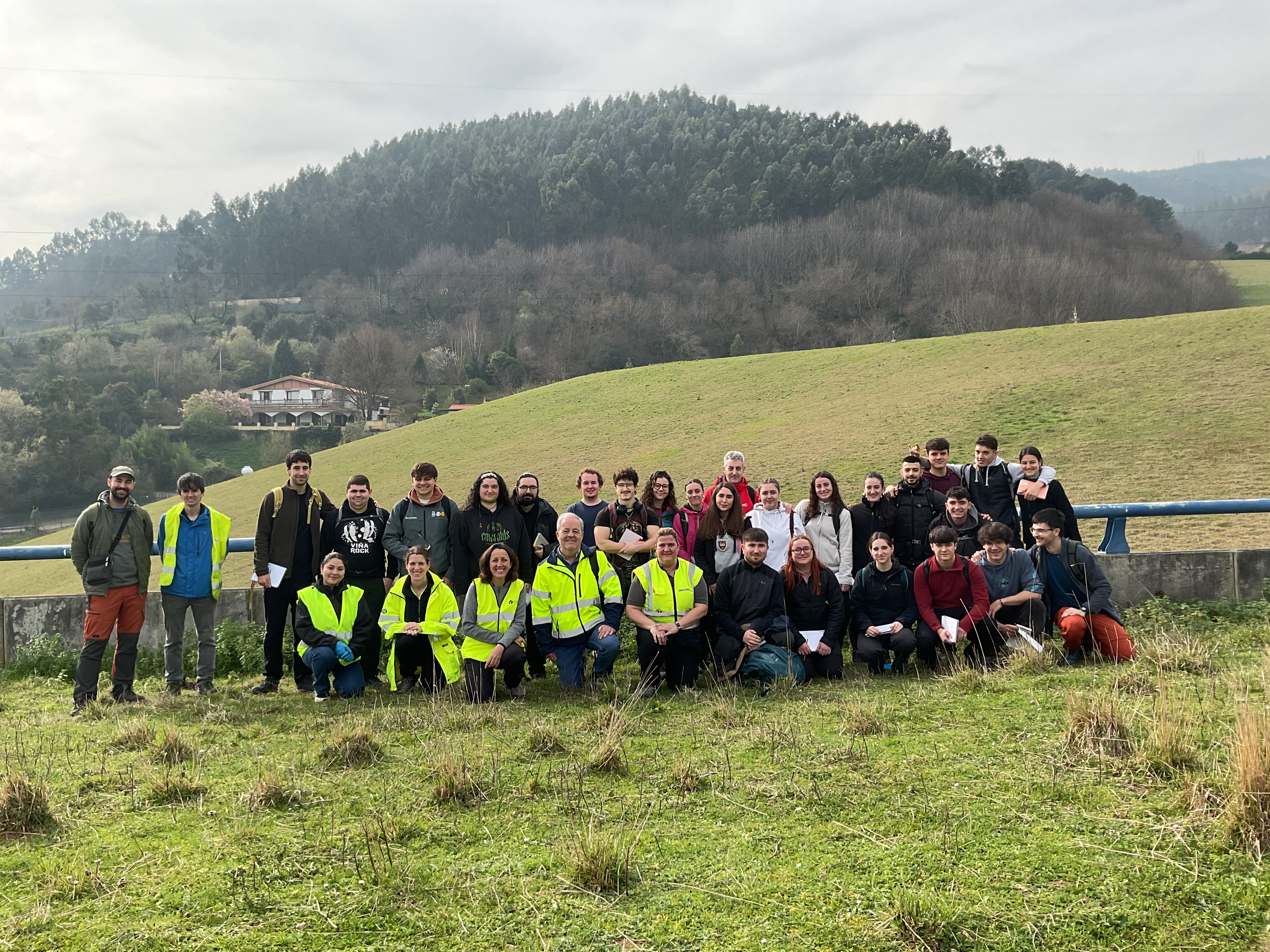 Estudiantes de Geología de EHU realizan una visita técnica la celda de seguridad de Argalario en Barakaldo