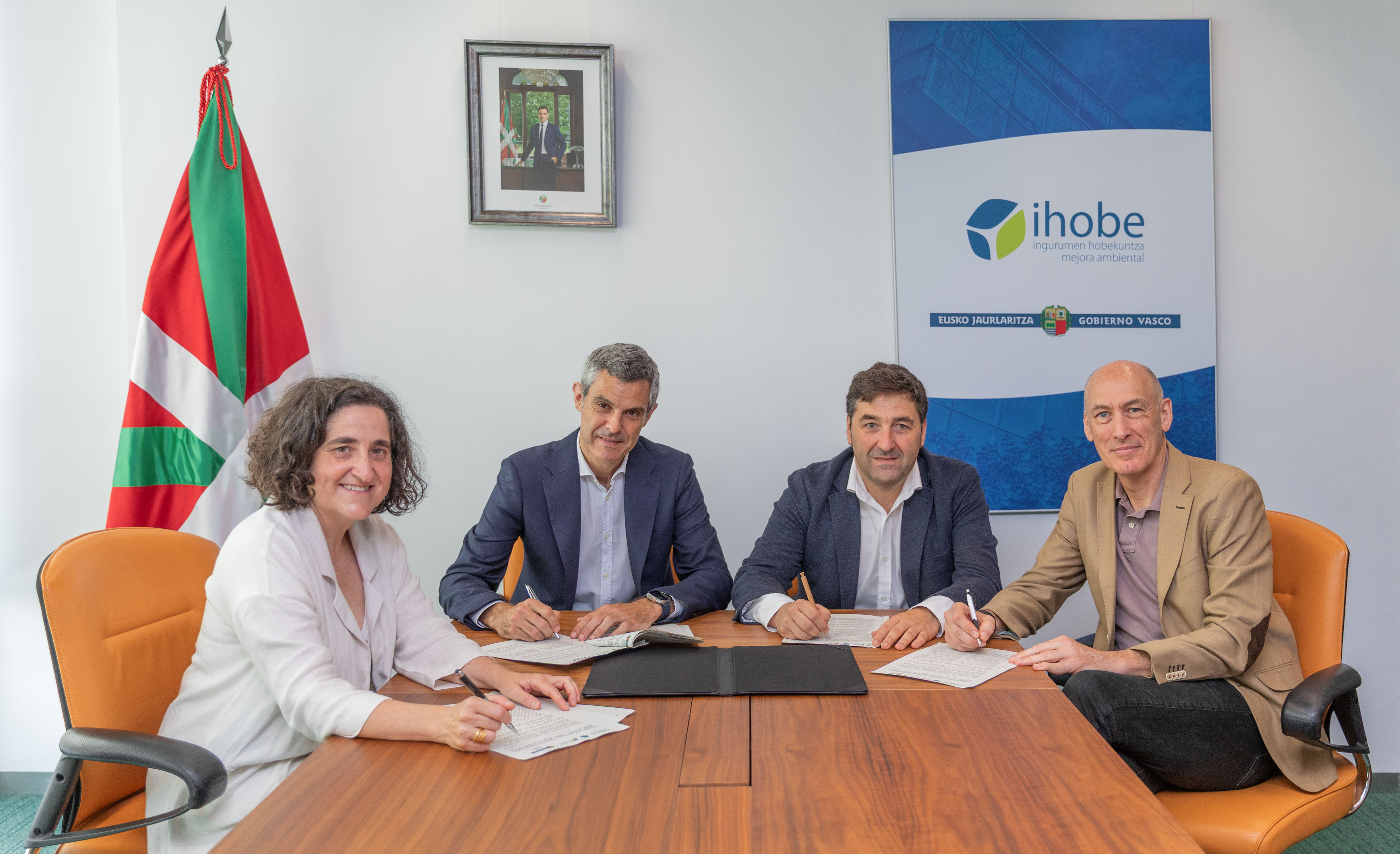 Ihobe y Aclima trabajarán conjuntamente para mejorar la gestión de residuos, fomentar la innovación ambiental y fortalecer la competitividad del sector ecoindustrial vasco