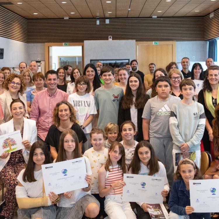 El Gobierno Vasco entrega a 13 centros escolares el certificado "Eskola Jasangarriak"