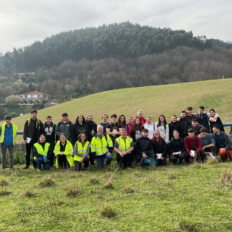 Estudiantes de Geología de EHU realizan una visita técnica la celda de seguridad de Argalario en Barakaldo